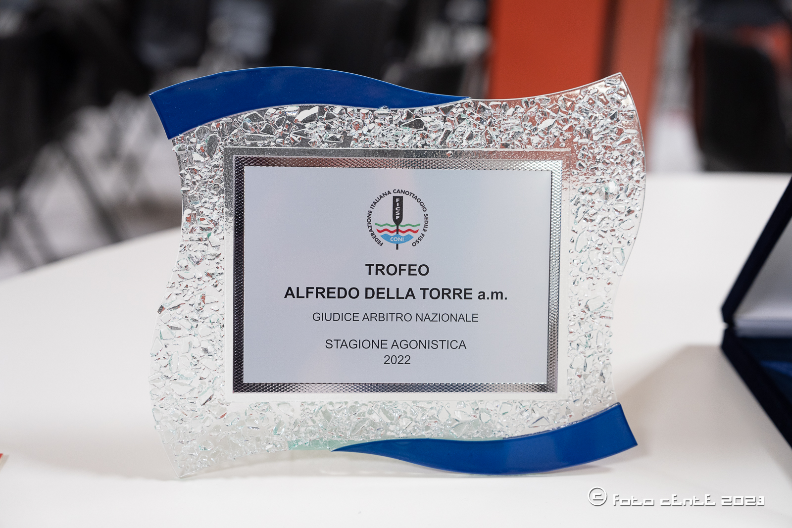 Servizio on site presso le scuole medie i Porlezza Consegna trofei provinciali da parte Taroni Antonio